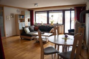 ein Wohnzimmer mit einem Sofa und einem Tisch in der Unterkunft Urlaub mit verglaster Terrasse in Emmingen-Liptingen