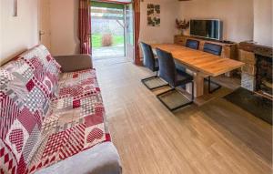 ボーリュにあるStunning Home In Beaulieu With 2 Bedroomsのリビングルーム(木製テーブル、ソファ付)