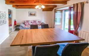 ein Esszimmer mit einem Holztisch und Stühlen in der Unterkunft 2 Bedroom Cozy Home In Beaulieu in Beaulieu
