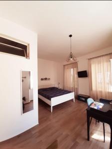 Ένα ή περισσότερα κρεβάτια σε δωμάτιο στο Casetta Sapienza