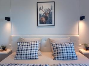 Postel nebo postele na pokoji v ubytování Jelení apartmán Rychlebské stezky