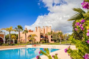 um resort com uma piscina em frente a um edifício em AL - Apartamento Vila Sol AG em Vilamoura