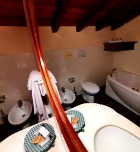 łazienka z umywalką, toaletą i wanną w obiekcie Hotel Bellavista w mieście Abetone