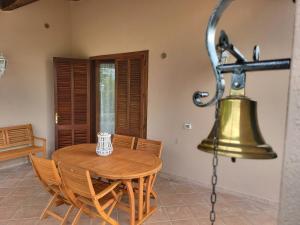 a dining room with a table and a bell at Orizzonti del Castelluccio Volpe rossa villetta elegante confortevole e rilassante in Brancorsi