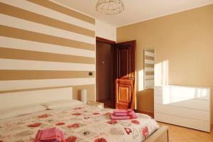 - une chambre avec un lit et un mur rayé dans l'établissement Tetto Verde, à Carolei