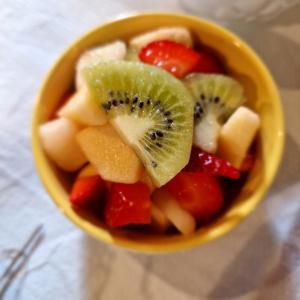 a bowl of fruit with kiwis and other fruits at B&B Santa Brigida in Santa Brigida