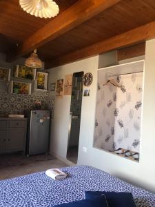 een kamer met een keuken met een bed en een koelkast bij Gravina Dream in Gravina in Puglia