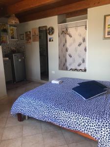 - une chambre avec une couette bleue sur un lit dans l'établissement Gravina Dream, à Gravina in Puglia