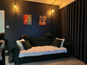 um quarto com um sofá com almofadas em Towarowa - Milionowa 39 Check-in 24H em Poznań