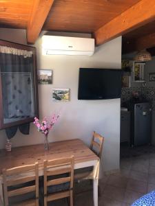 una sala da pranzo con tavolo e TV a parete di Gravina Dream a Gravina in Puglia