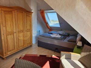 una piccola camera con letto e finestra di Ferienwohnung Haus Rita a Glasau