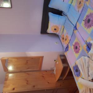1 dormitorio con cama y marco de madera en Mama Emiliya Guest House, en Beli Iskar