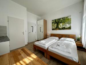 1 dormitorio con 2 camas y un cuadro en la pared en AJO Vienna Messe - contactless check in en Viena