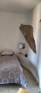 Petreto-BicchisanoにあるCasa Di Minnanaのベッドルーム1室(ベッド1台付)