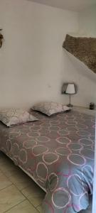 Petreto-BicchisanoにあるCasa Di Minnanaのベッドルーム1室(ベッド1台、床に敷物付)