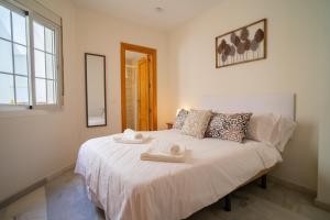 1 dormitorio con 1 cama con 2 toallas en Fun, beach and relax 1 bedroom, 1 bath, en Fuengirola