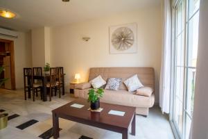 sala de estar con sofá y mesa en Fun, beach and relax 1 bedroom, 1 bath, en Fuengirola