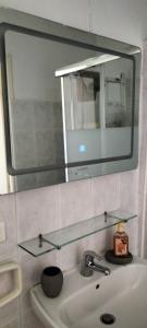 Petreto-BicchisanoにあるCasa Di Minnanaのバスルーム(鏡付きの洗面台付)