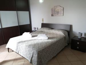 een slaapkamer met een bed met twee handdoeken erop bij Casa Federica in Taviano
