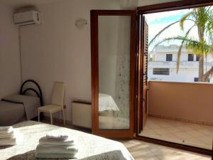 een kamer met een glazen schuifdeur naar een patio bij Casa Federica in Taviano