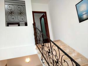 een trap in een huis met een spiegel bij Casa Federica in Taviano