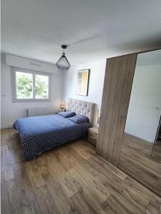 - une chambre avec un lit et un grand miroir dans l'établissement Appartement sans vis à vis à 2 min de la rocade, à Rennes