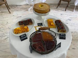 uma mesa com vários tipos diferentes de sobremesas sobre ele em Palacete Encanto Maior em Campo Maior