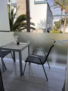 A balcony or terrace at Elegant apartment next to the sea!