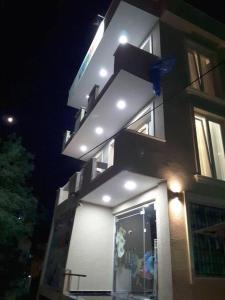 un edificio con un cartello illuminato di notte di Apartment Te Kalua 2 a Sarandë