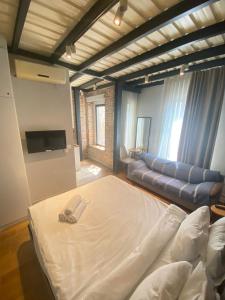 A television and/or entertainment centre at Taxim No18 Boutique Hotel
