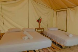 Ein Bett oder Betten in einem Zimmer der Unterkunft Manoush Beach