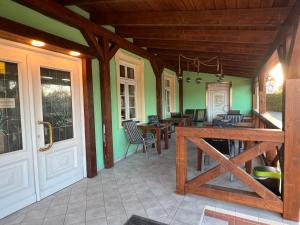 a porch with green walls and a wooden door at Hotel am Schloss - Frankfurt an der Oder in Frankfurt/Oder