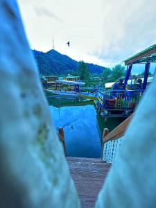 una vista de una masa de agua con barcos en Heritage Shreen Houseboat, en Srinagar