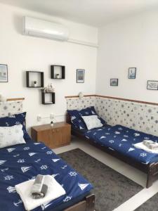 1 Schlafzimmer mit 2 Einzelbetten und einem Waschbecken in der Unterkunft Jegenye Vendégház in Balatonfüred