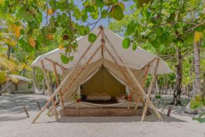 Ein Garten an der Unterkunft Manoush Beach