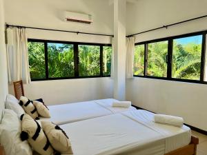 - 2 lits dans une chambre avec 2 fenêtres dans l'établissement Villa Hacienda 4, à Cap Malheureux