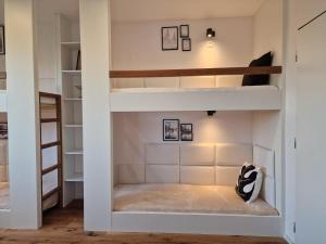 Postel nebo postele na pokoji v ubytování Jelení apartmán Rychlebské stezky
