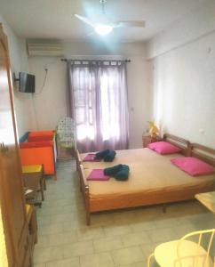 Ένα ή περισσότερα κρεβάτια σε δωμάτιο στο HOTEL AGNI -ENOIKIAZOMENA DIAMERIZMATA