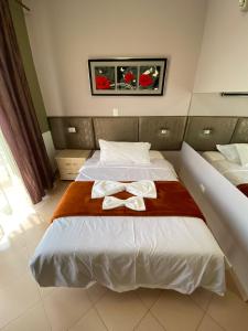 1 dormitorio con 1 cama y 2 toallas blancas en Prince Hotel Fier, en Fier