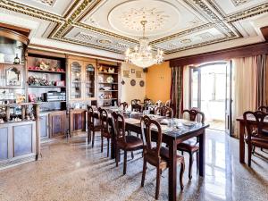 聖安德烈的住宿－Casa Deixa-O-Resto Guesthouse，一间带长桌和椅子的用餐室