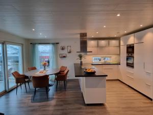 Dapur atau dapur kecil di Kaldfjord Sea House
