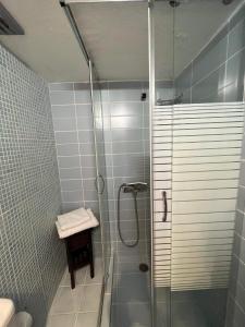 W łazience znajduje się prysznic ze szklanymi drzwiami. w obiekcie Farniente Tolo w mieście Tolo