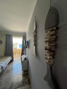 Pokój z pokojem ze ścianą z kominkiem w obiekcie Farniente Tolo w mieście Tolo