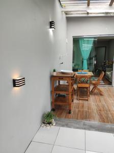 Casa Linda e Aconchegante في ماناوس: غرفة مع طاولة وغرفة طعام
