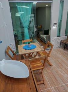 a living room with a table and chairs at Casa Linda e Aconchegante in Manaus