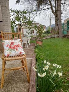 亞維札諾的住宿－Il giardino delle rose，花园里的带枕头的椅子