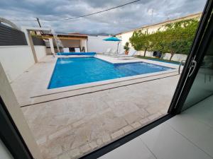 Bazén v ubytovaní VILLA ENJOY LUX in Split alebo v jeho blízkosti