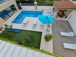Bazén v ubytovaní VILLA ENJOY LUX in Split alebo v jeho blízkosti