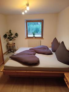 1 cama con 3 almohadas en un dormitorio en Apart schöne Aussicht, en Kauns