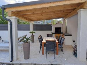 Televízia a/alebo spoločenská miestnosť v ubytovaní VILLA ENJOY LUX in Split